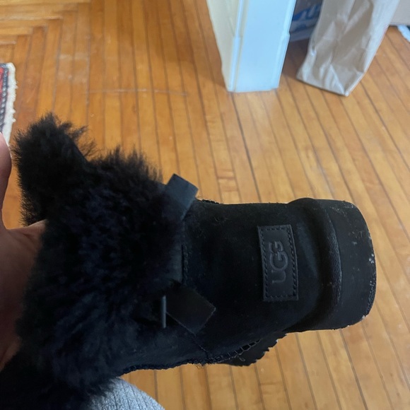 UGGS - Picture 3 of 6